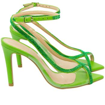 Maisa usa vestido branco cheio de tules e babados e combina com par de  sapatos um de cada cor|Revista Manequim
